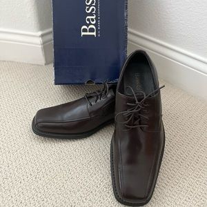 EUC G.H. BASS & COMPANY ALBANY BROWN LACE UP